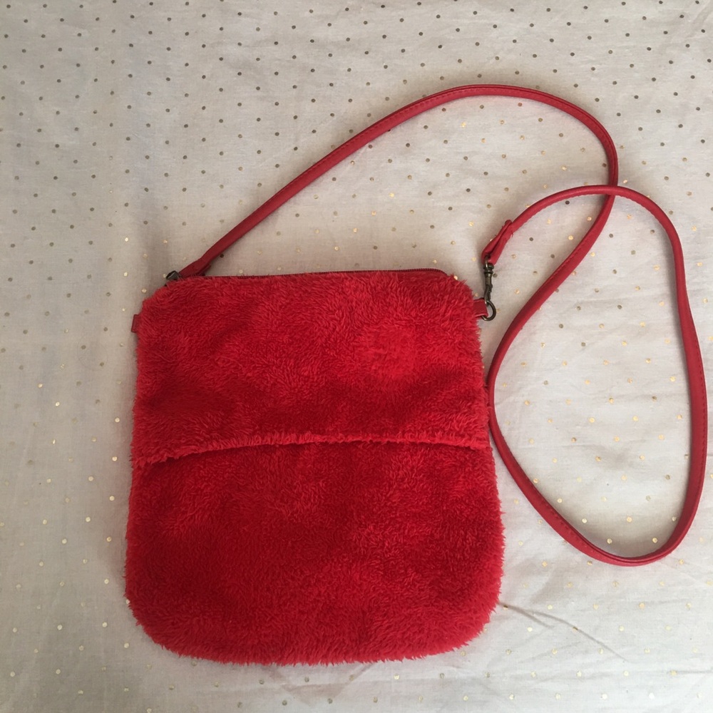 🦋 5 for 25 🦋 UO red faux fur crossbody bag